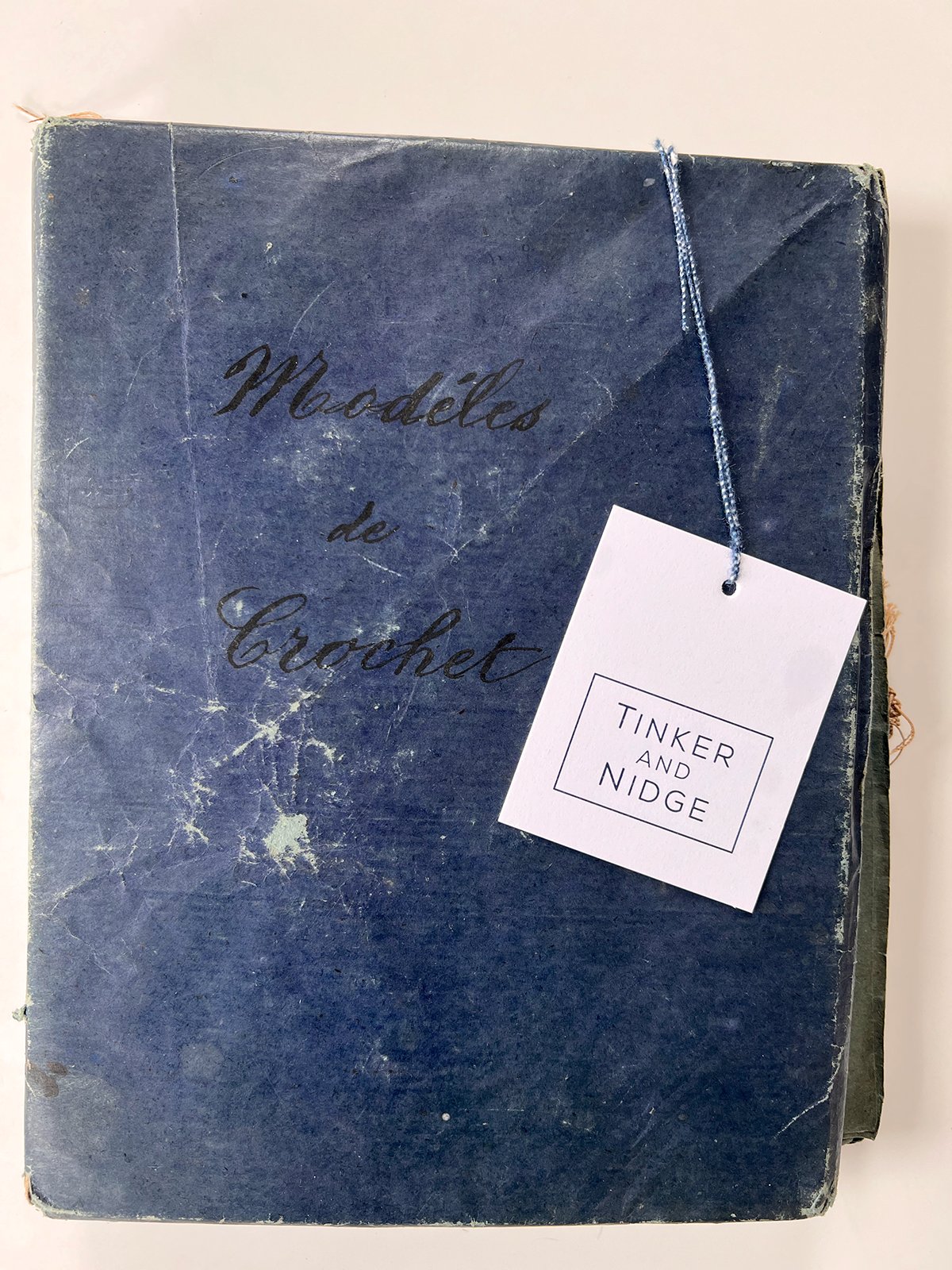 Tinker and Nidge tag on antique book — Modeles de Crochet